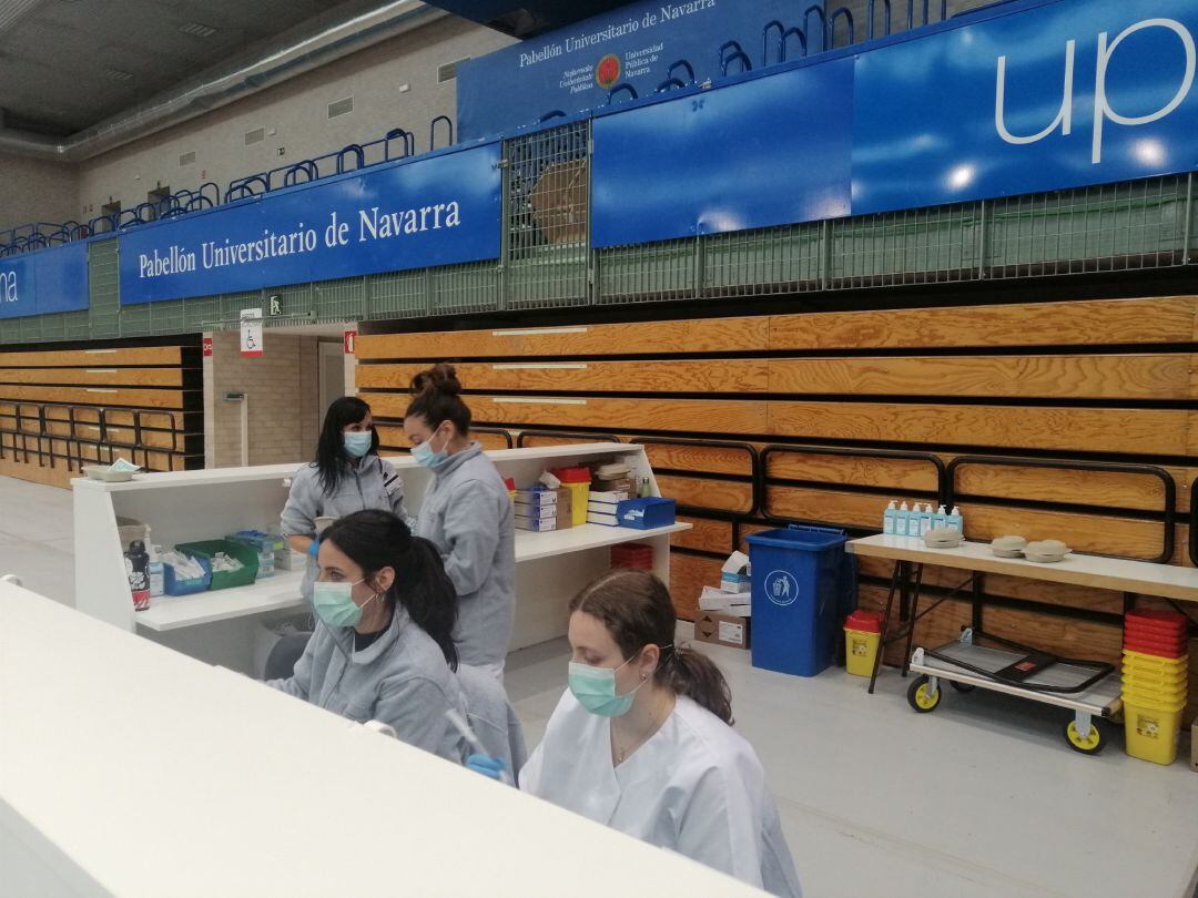 Personal sanitario en las instalaciones de vacunación en la UPNA