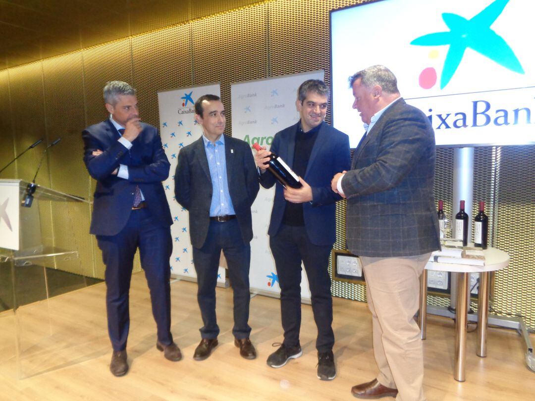 Ferrán Centelles recibía de manos de Enrique Pascual, presidente del C.R., un Reserva RIbera del Duero