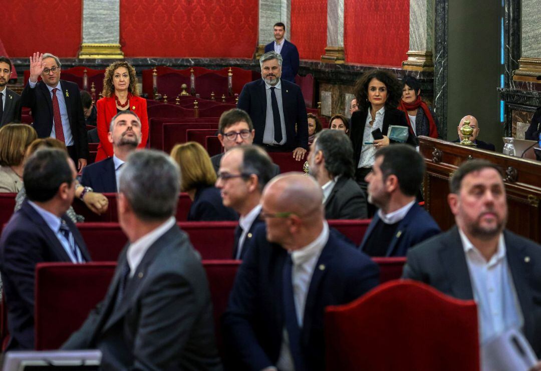 El presidente de la Generalitat, Quim Torra, saluda a los doce líderes independentistas acusados por el proceso soberanista catalán