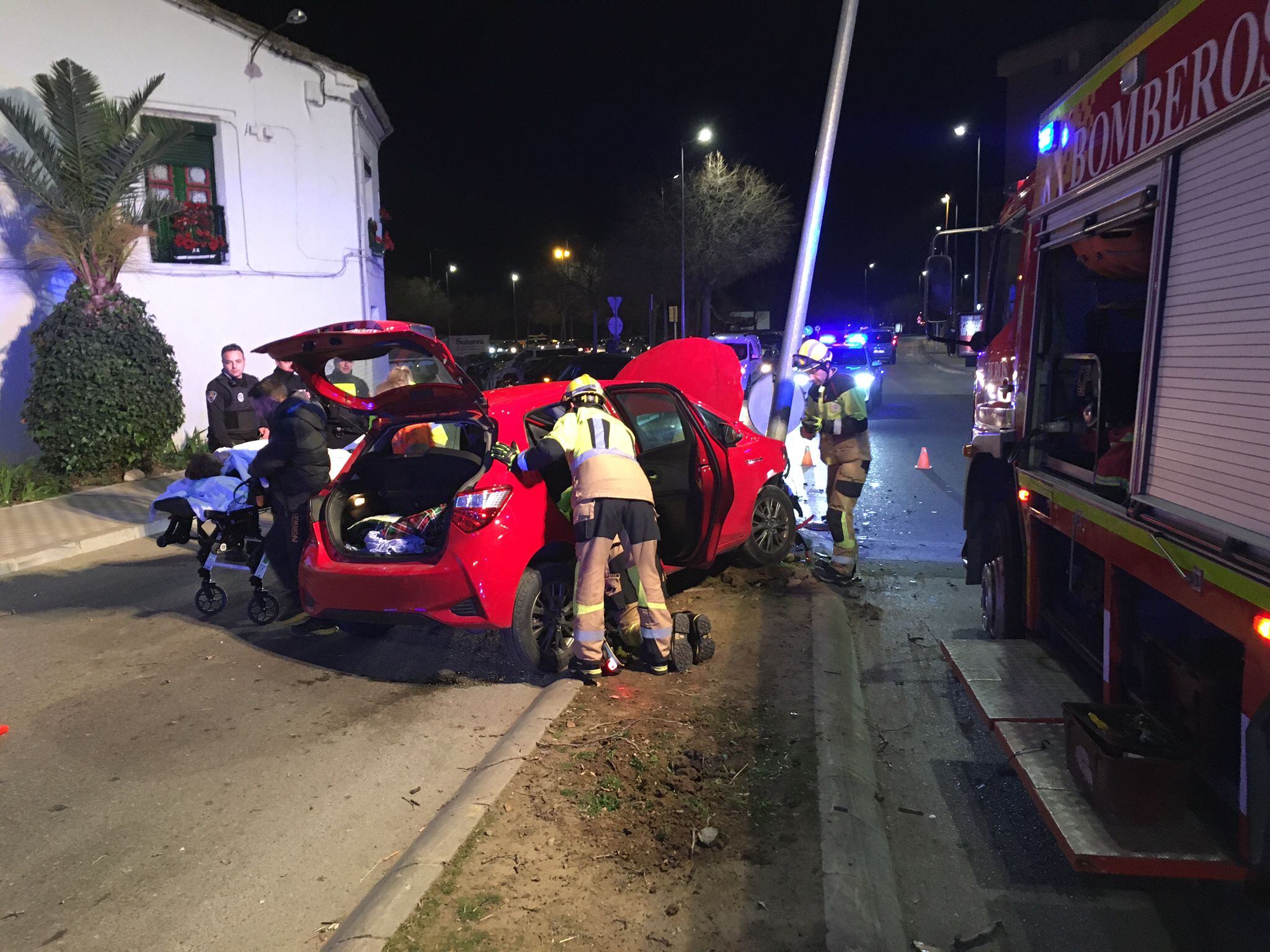 Una mujer resultaba herida leve tras chocar contra una farola