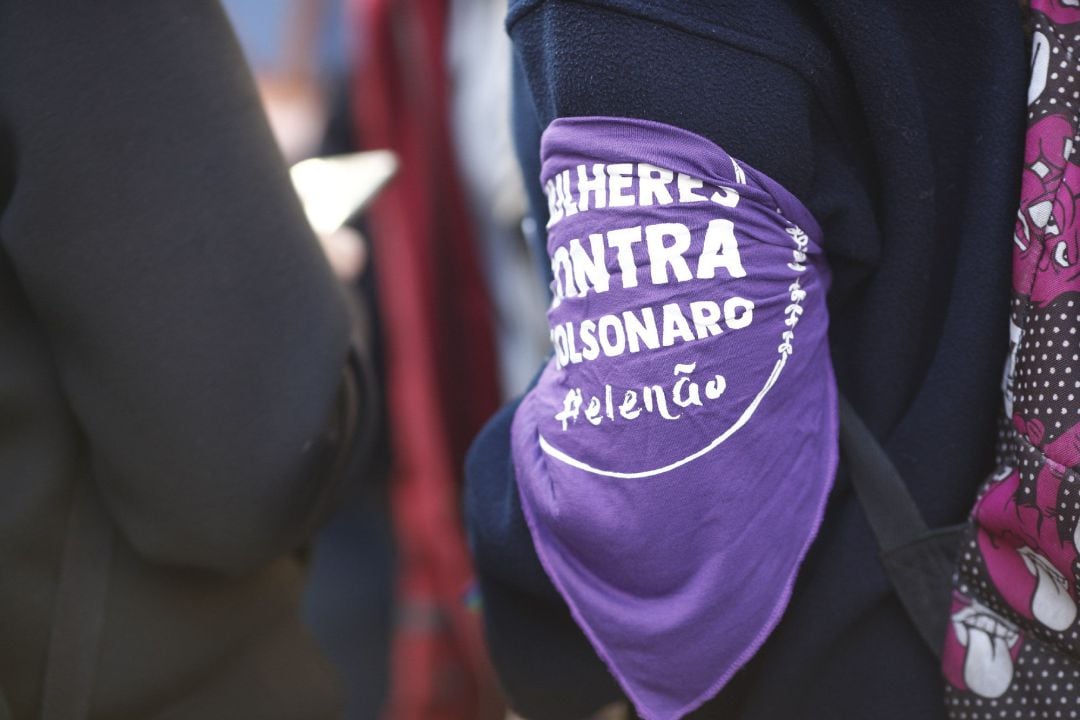 Detall d'un mocador amb una de les moltes reivindicacions del 8M