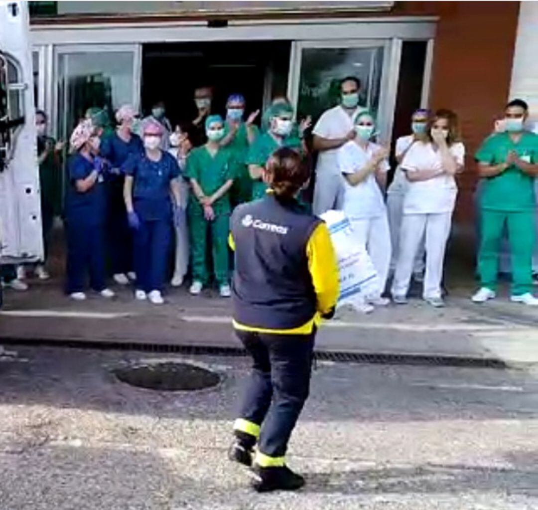 Voluntario de Correos entregan material sanitario.