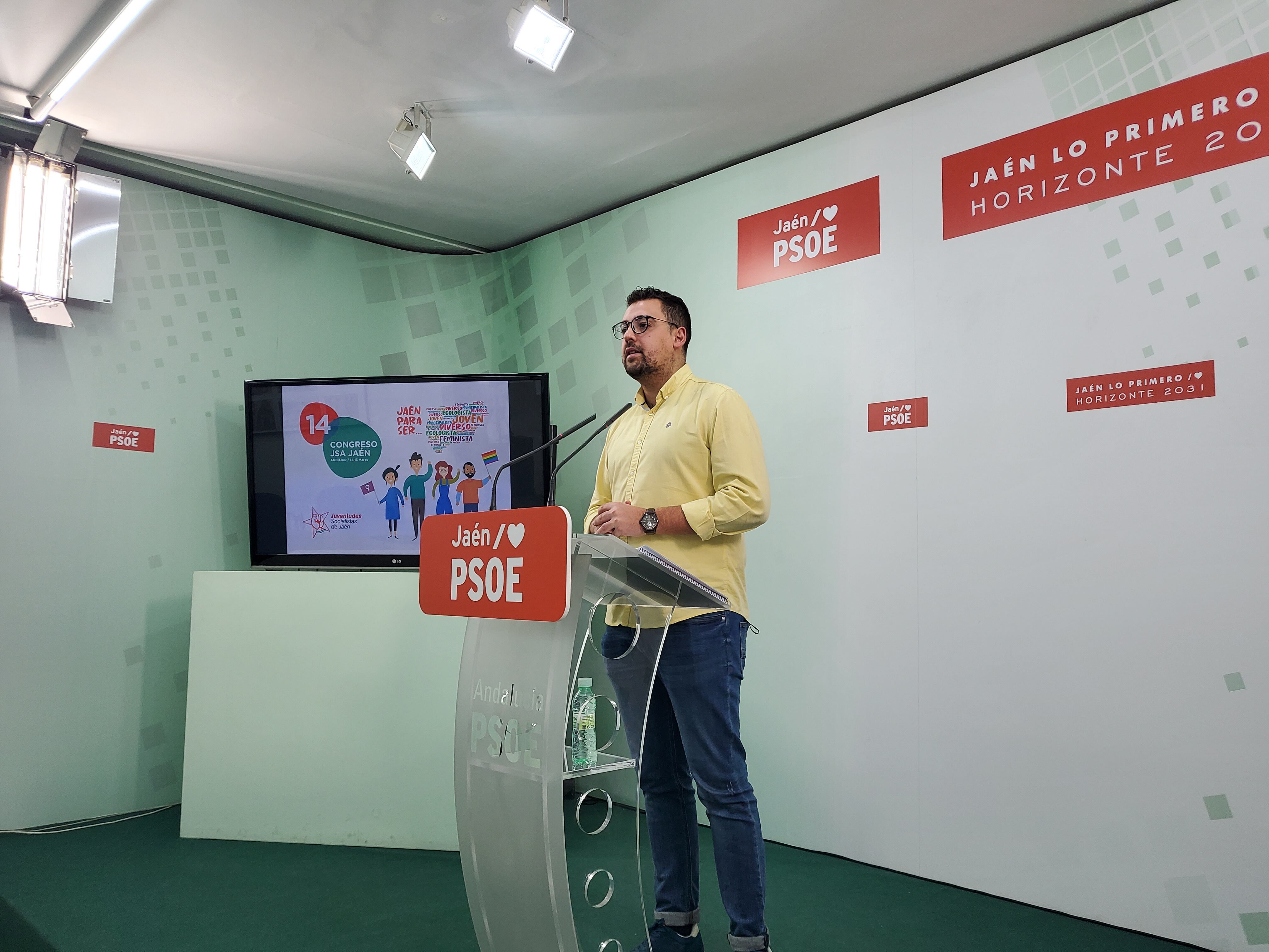 El secretario general electo de Juventudes Socialistas de Jaén, Lázaro Martínez, en la sede provincial del PSOE de Jaén.