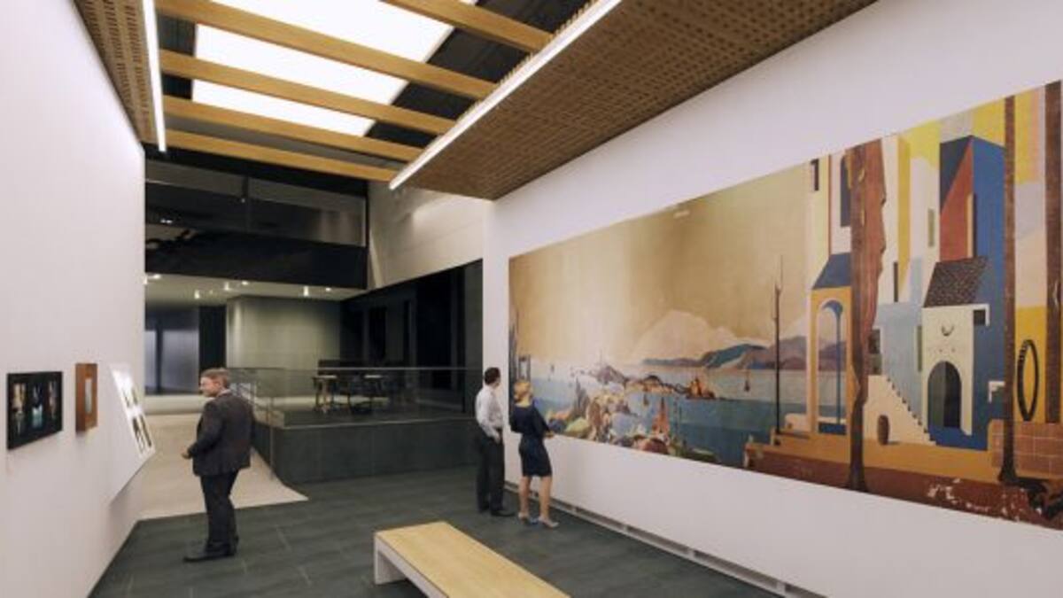 El mural de Urbano Lugrís ya está instalado en la Oficina Principal de Abanca