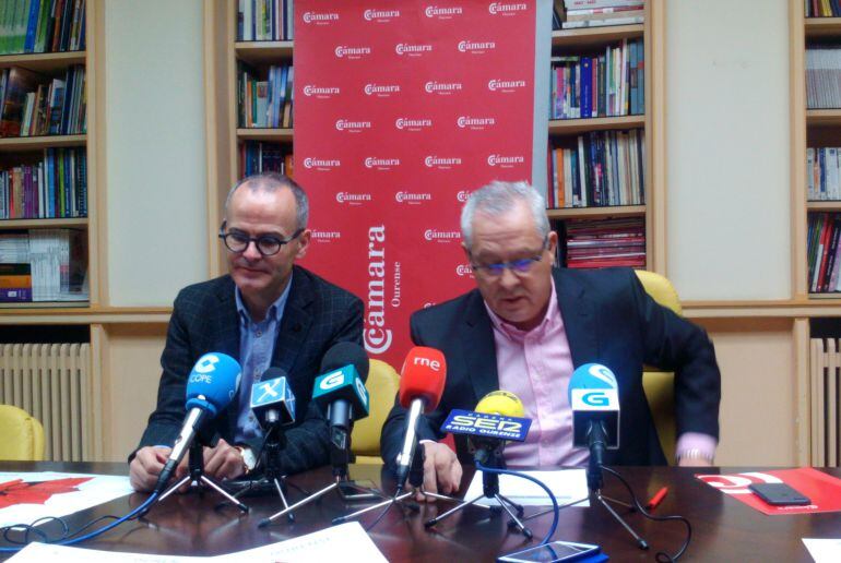 El alcalde, Jesús Vázquez, y el presidente de la Cámara, Parada, en la presentación del Concurso de Escaparates 2016