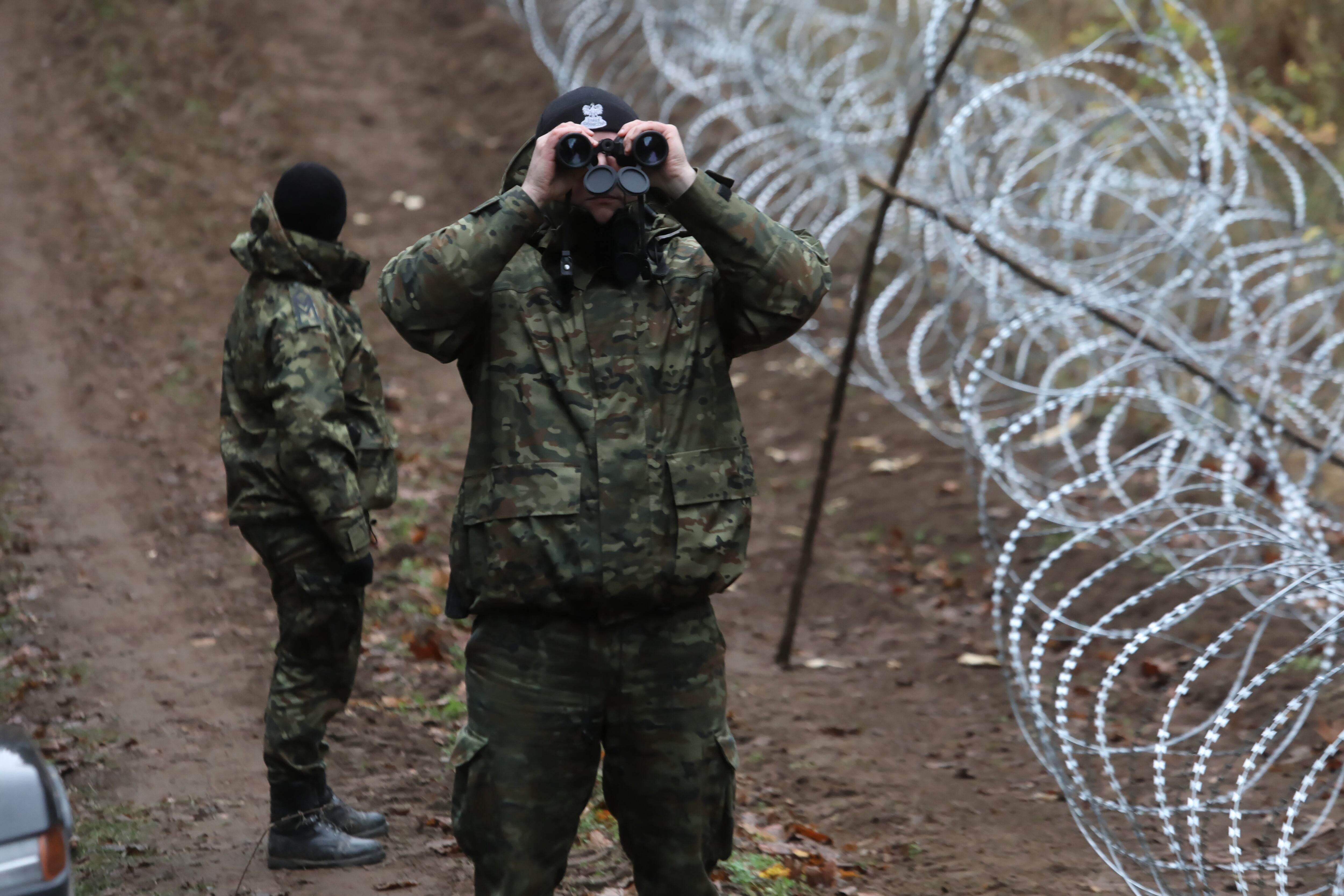 Un soldado polaco instalando una valla en la frontera con Ucrania, tras el impacto de un misil en Przewodow