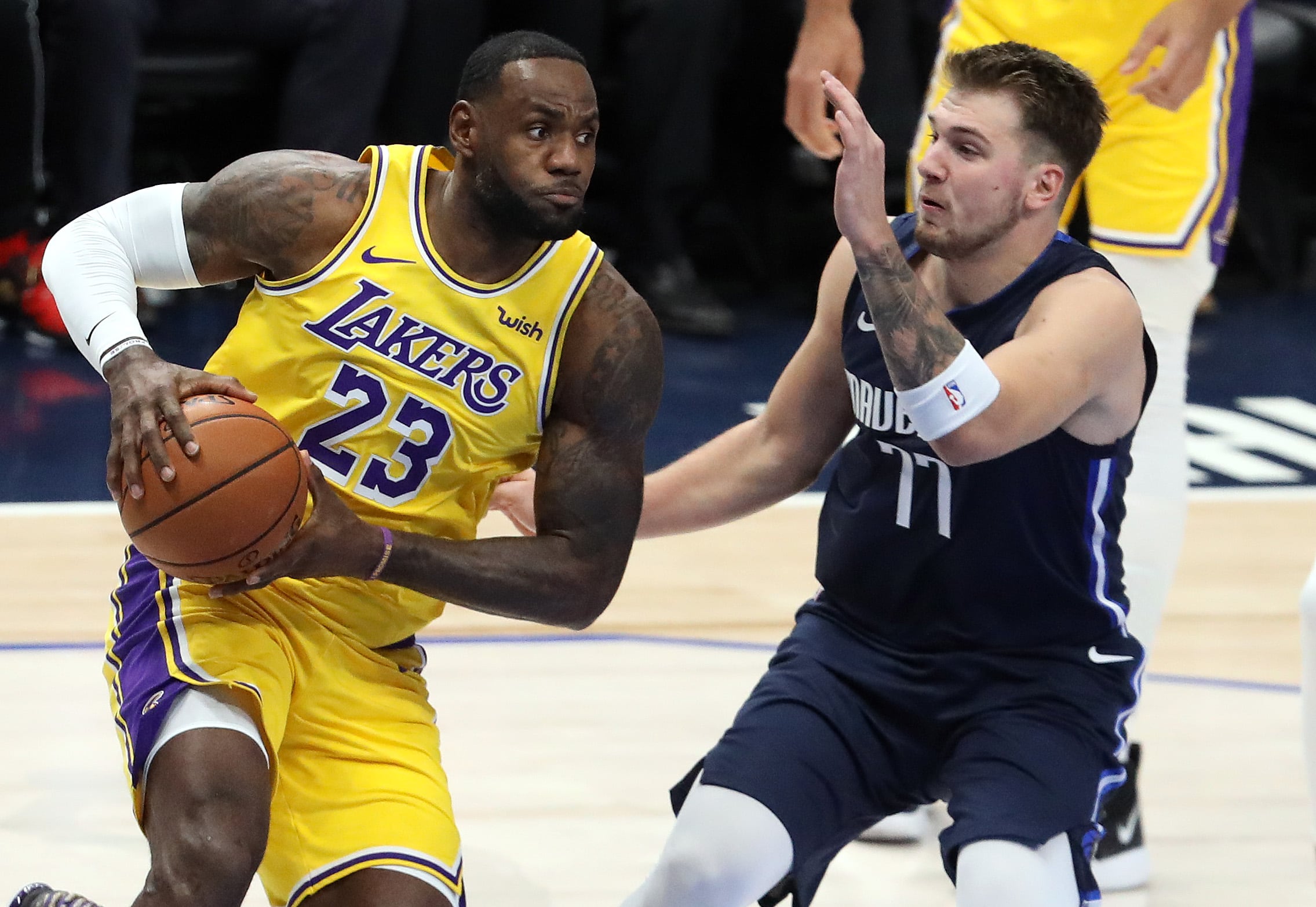 LeBron James y Luka Doncic se enfrentan en un partido de 2019