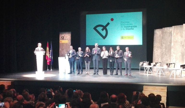 Los Reyes de España junto a los premiados con los Premios Nacionales de Innovación y de Diseño