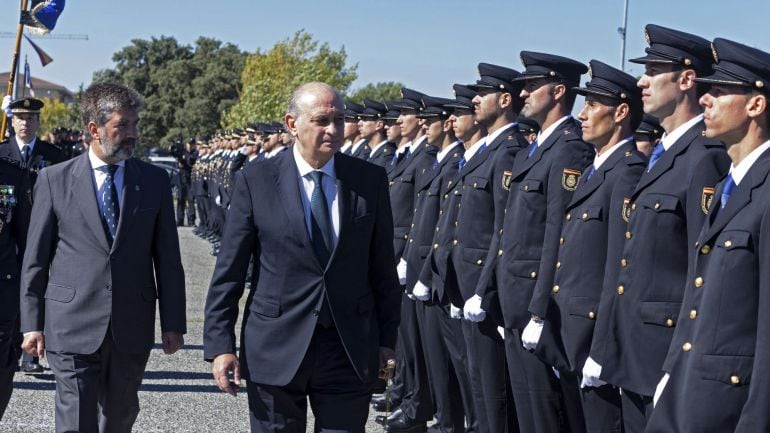 El ministro del Interior, Jorge Fernández Díaz (c), acompañado por el director general de la Policía, Ignacio Cosidó (i), durante los actos de celebración del Día de la Policía, hoy en la Escuela Nacional de Policía de Ávila