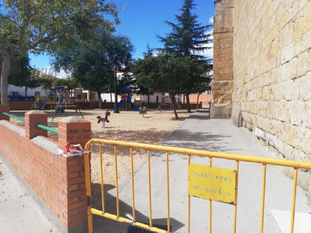 Parque infantil precintado en Moraleja del Vino