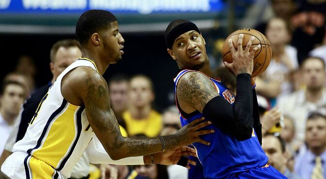 Carmelo Anthony, con el balón ante la presencia de Paul George