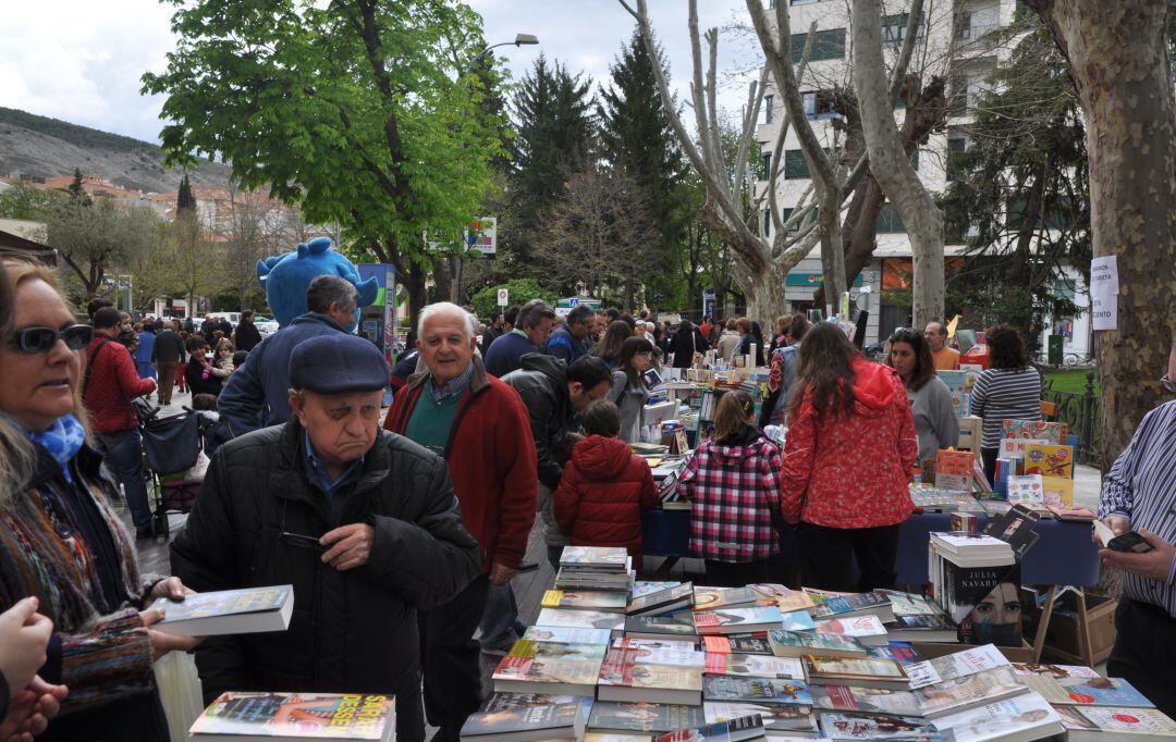 La feria de los libreros en la plaza de la Hispanidad de Cuenca en ediciones anteriores.