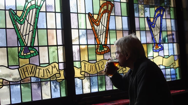 Un hombre bebe una pinta de cerveza en el &#039;Pub Harp&#039; de Londres.