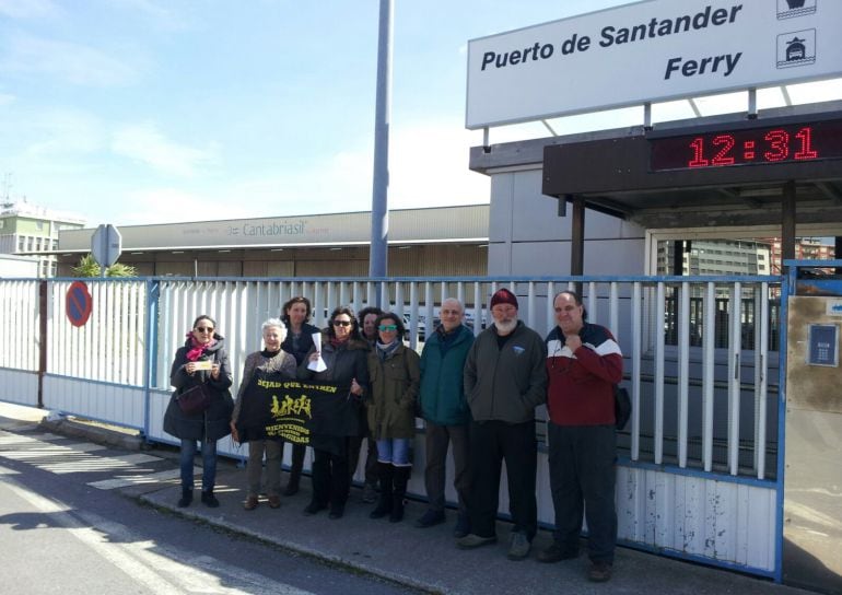 Varios miembros de Pasaje Seguro se concentraban el jueves en las inmediaciones del Puerto de Santander.