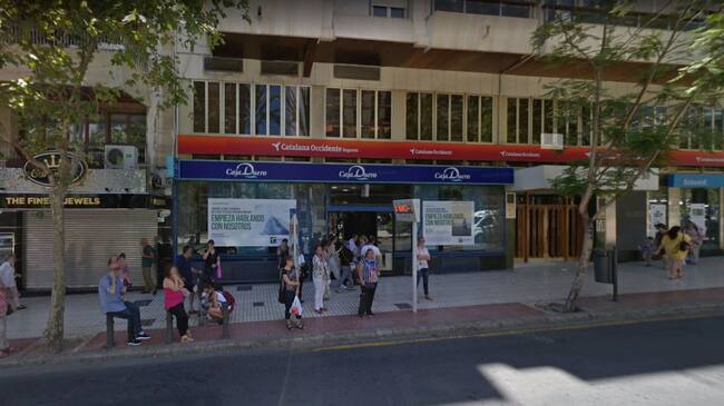 El cadáver de un hombre ha sido encontrado por un empleado de la sucursal bancaria.