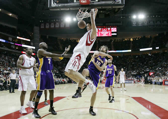 Pau Gasol durante el partido de los Lakers frente a los Rockets