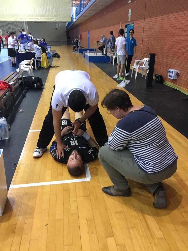 David Lencina intentando reanimar al jugador