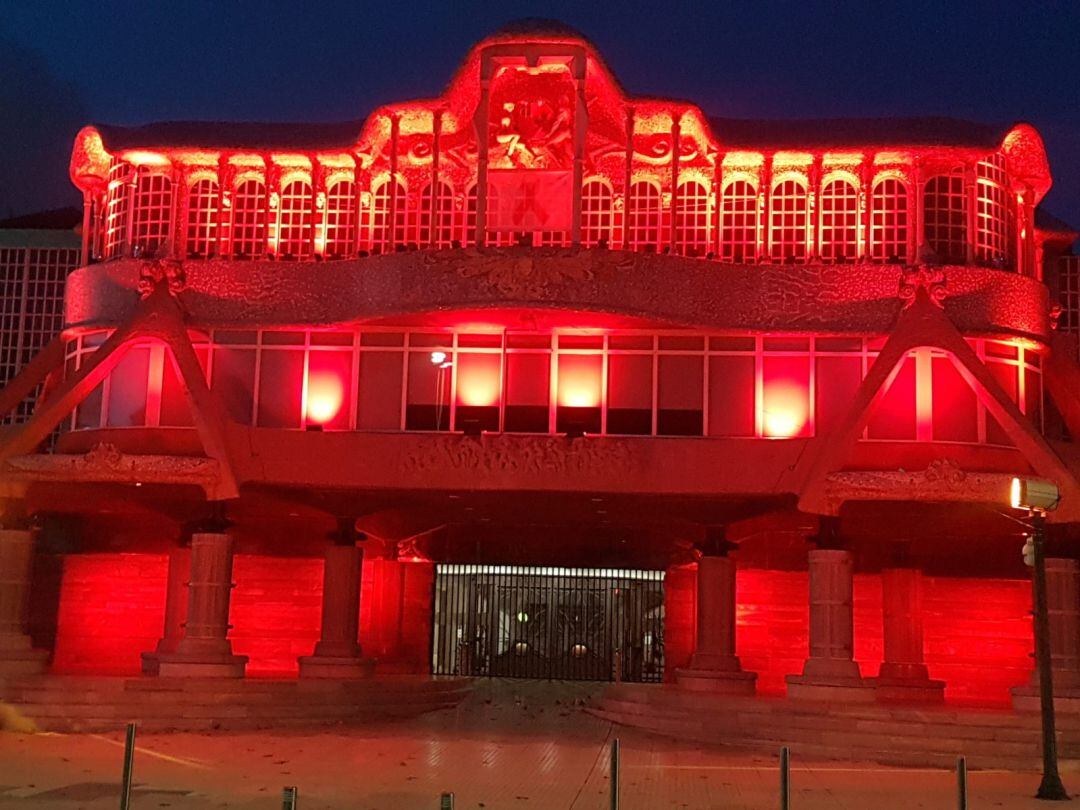 La fachada de la Asamblea regional se ilumina de rojo por el Día Internacional de la Acción contra el Sida