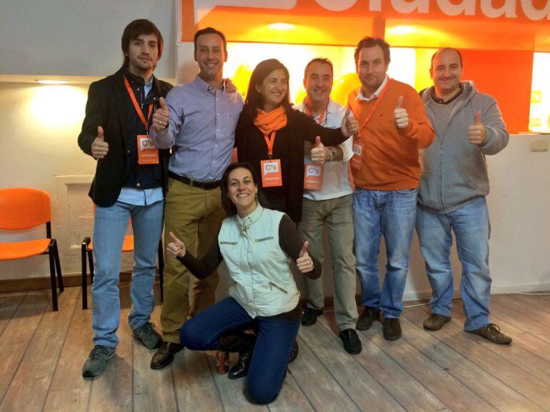 Foto de familia de Ciudadanos celebrando el escaño conseguido, el del diputado electo, Onésimo González, segundo por la izquierda 