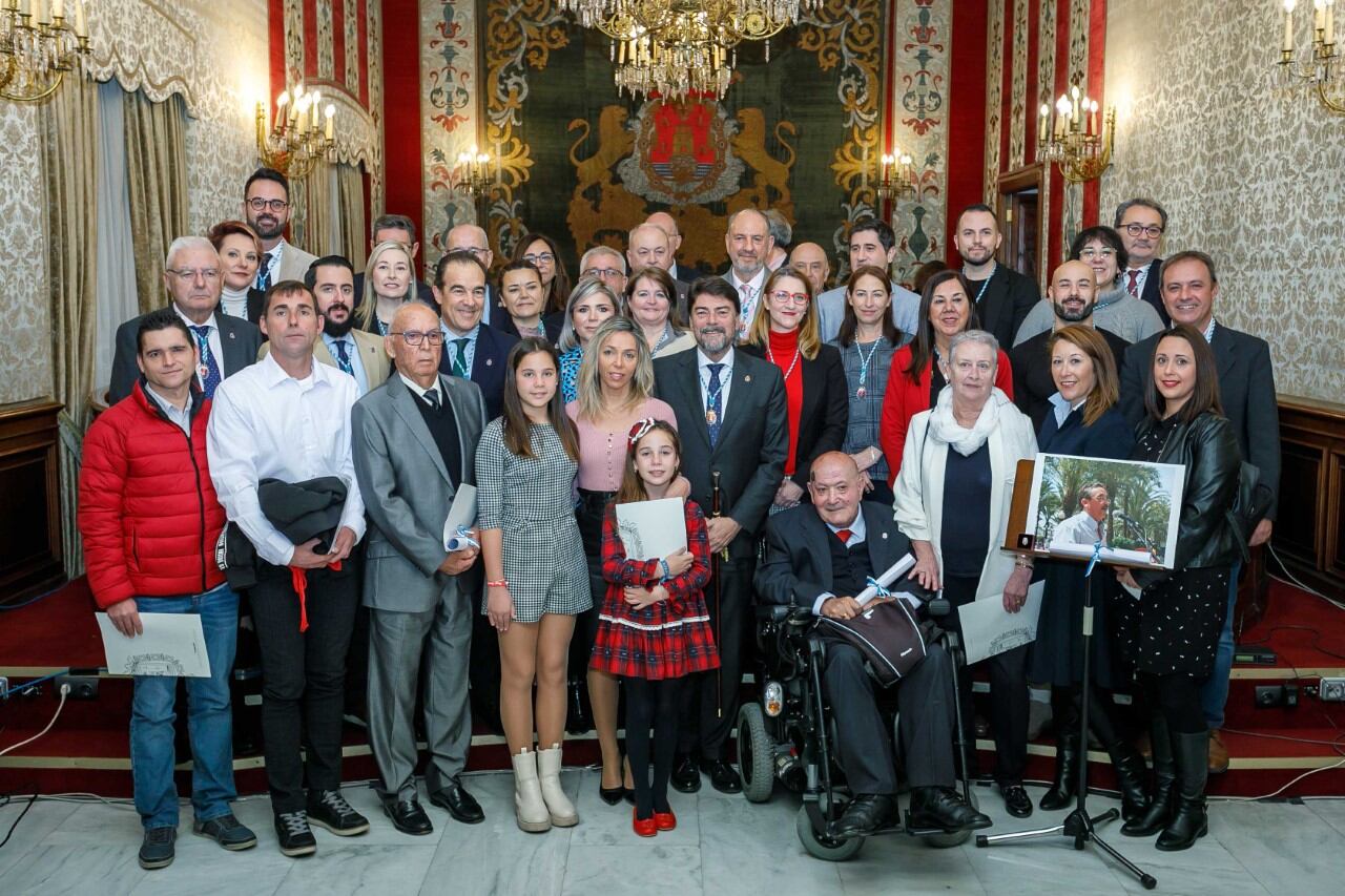 Foto de familia después de que el Ayuntamiento de Alicante nombre Hijo Predilecto a los sindicalistas Javier Cabo y José de la Casa (a título póstumo) y al entrenador de baloncesto Pedro Ferrándiz (a título póstumo)