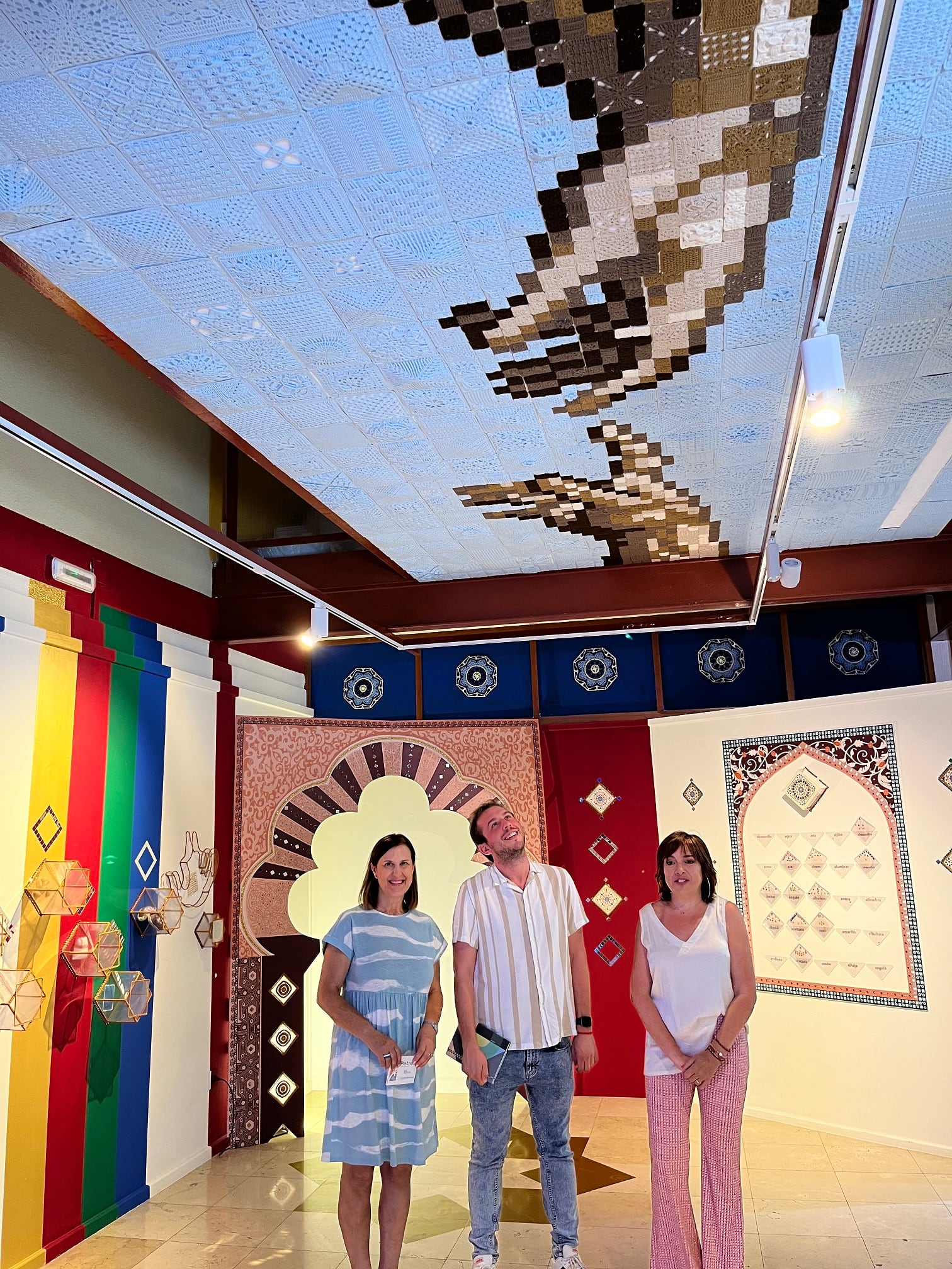 David Morcillo y las técnicas visitando la exposición