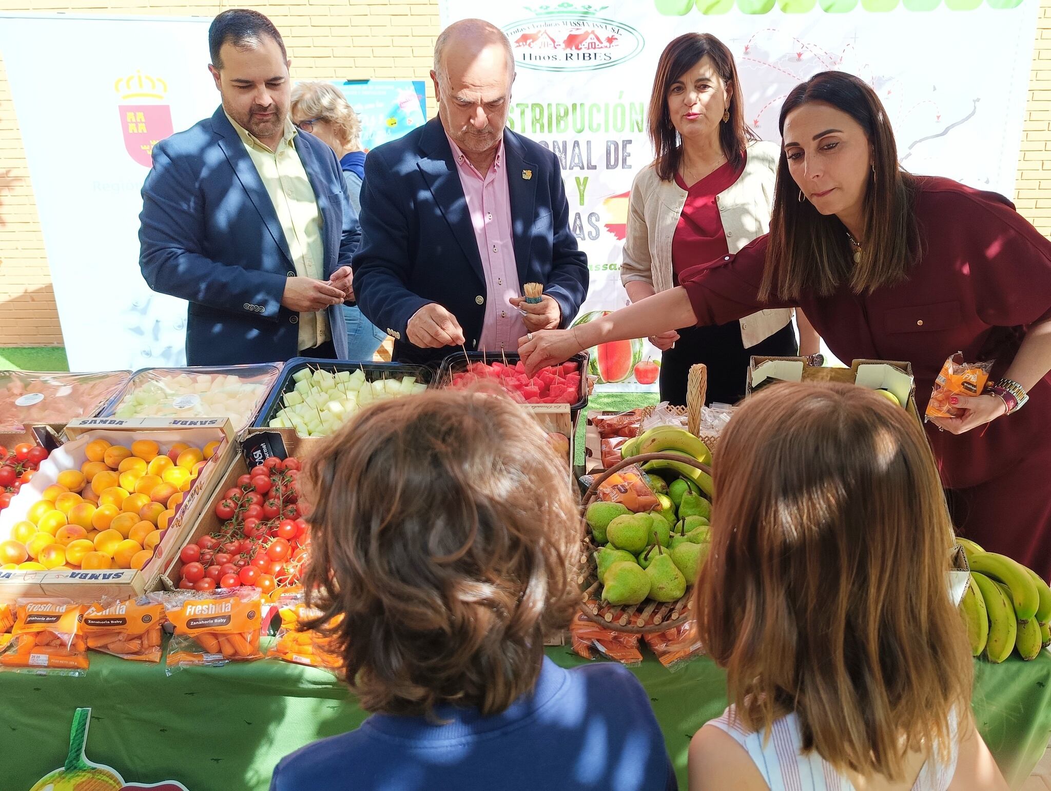Reparto de frutas y verduras en el CEIP La Flota de Murcia