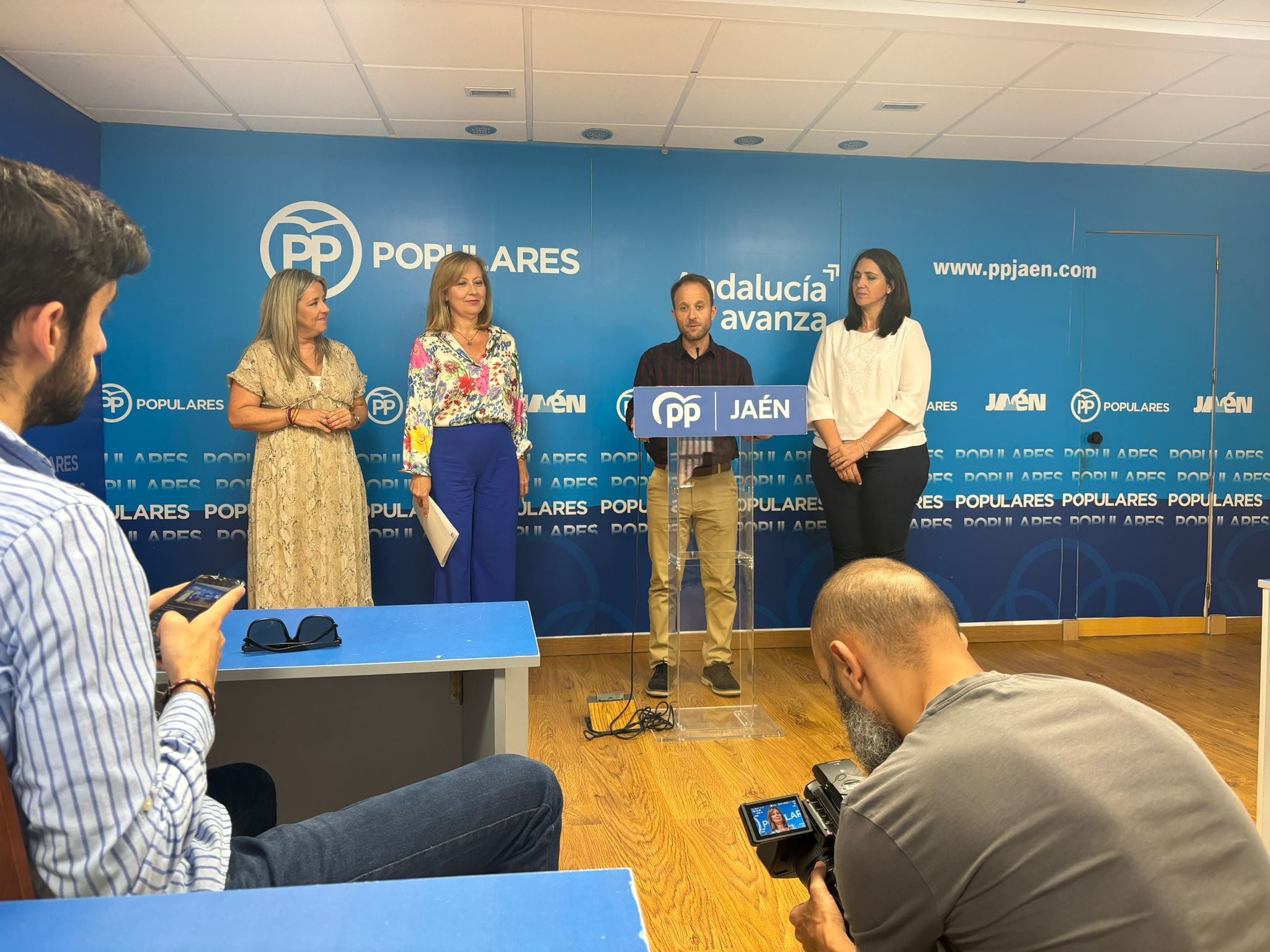 De izquierda a derecha: Elena González, secretaria general del PP de Jaén; Isabel Prieto, portavoz del PP en la Comisión de Empleo en el Congreso de los Diputados; Erik Domínguez, presidente del PP de Jaén y María Torres, diputada por Jaén en el Congreso.