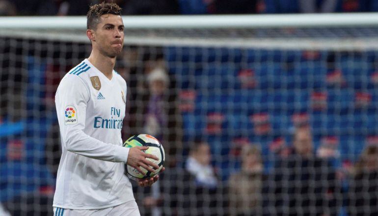 Cristiano Ronaldo se lleva el balón a su casa tras el póquer de goles frente al Girona