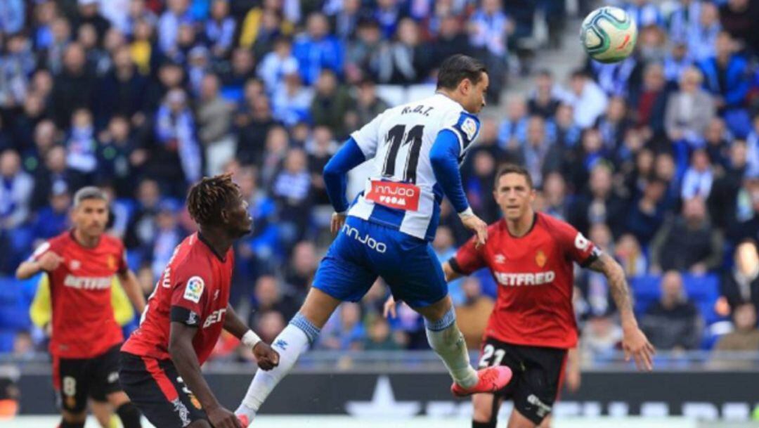 Raúl de Tomás rematando para marcar el gol del triunfo