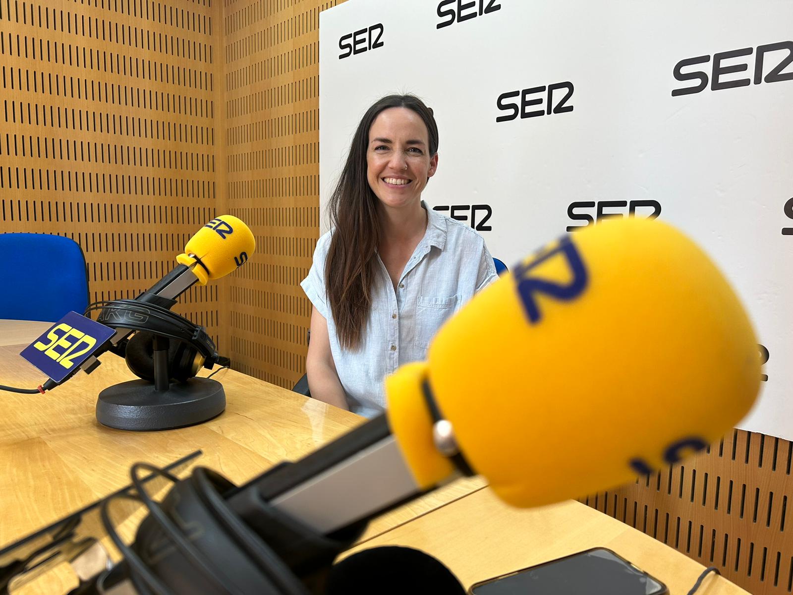 La psicóloga y sexóloga Anna Gil Wittke en los estudios de Radio Murcia