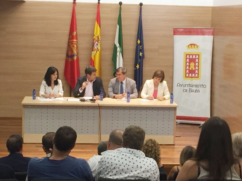 Reunión de alcaldes de las comarcas del norte de la provincia de Granada con representantes institucionales sobre la línea 400 de electricidad entre Atarfe, Baza y Vera. En la mesa, la subdelegada del Gobierno, el alcalde de Baza, el presidente de la Dipu