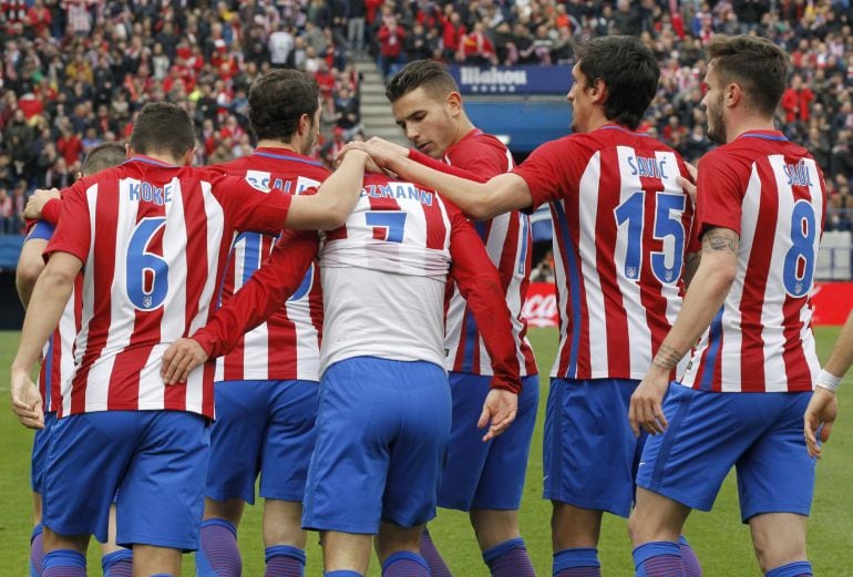 Los jugadores del Atlético de Madrid celebran el gol marcado por el francés Antoine Griezmann al Valencia.