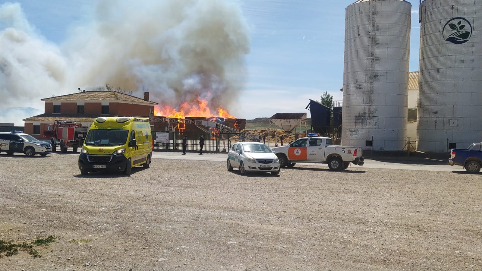 El incendio se ha originado en una nave con pacas de alfalfa