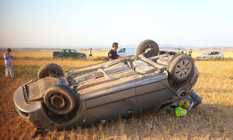 El vehículo que conducía se ha salido de la vía y ha quedado volcado sobre el techo