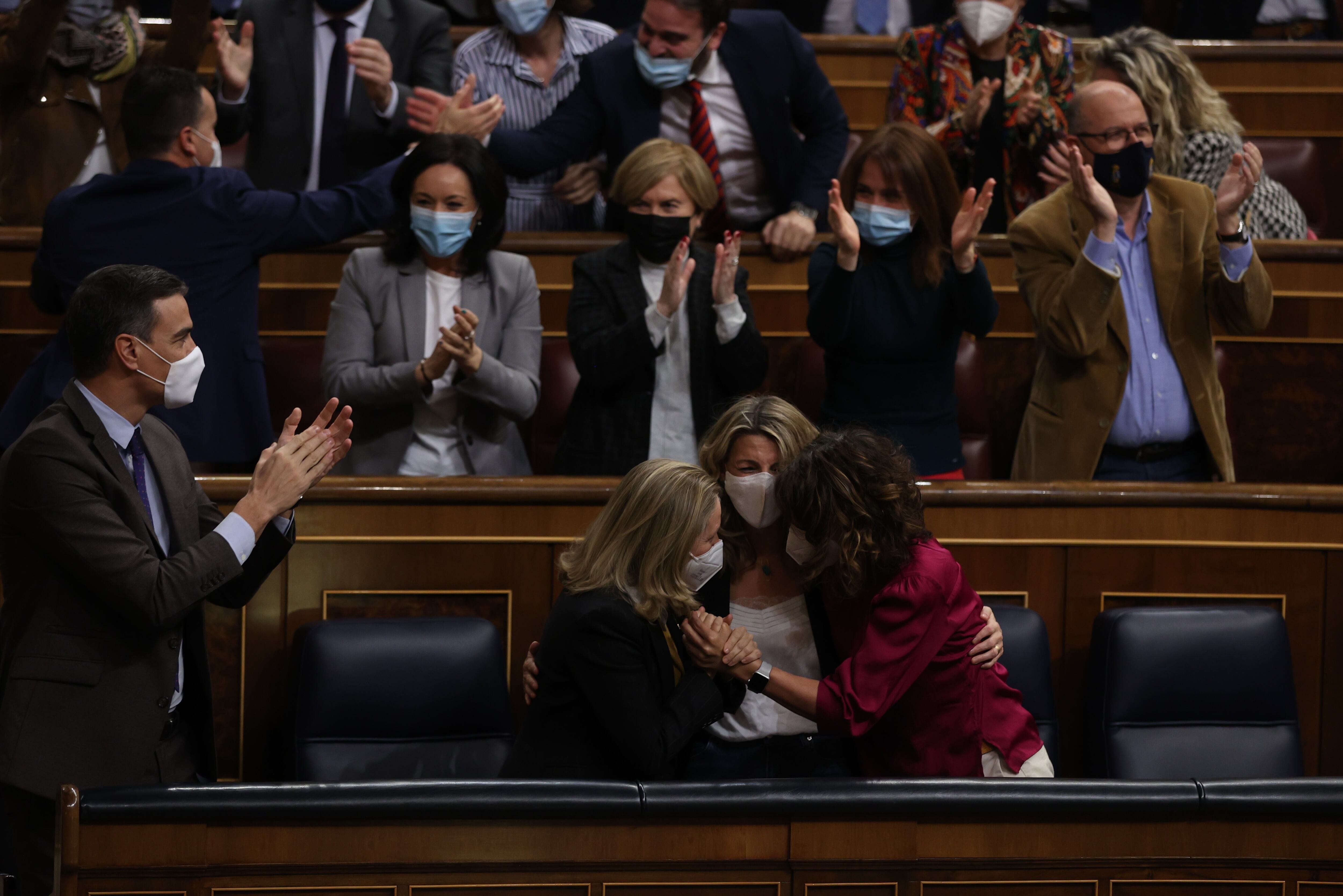 MADRID, 03/02/2022.-  El presidente del Gobierno, Pedro Sánchez (i), la vicepresidenta primera Nadia Calviño (2i), la vicepresidenta y ministra de Trabajo, Yolanda Díaz (2d), y la ministra de Hacienda María Jesús Montero (4i), aplauden después de que el pleno del Congreso de los Diputados votara a favor de la convalidación de la reforma laboral pactada por el Gobierno con los agentes sociales, este jueves en Madrid. EFE/Kiko Huesca