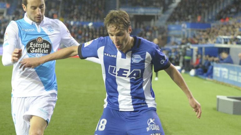 Tomás Pina protege el balón durante un partido en Mendizorroza.