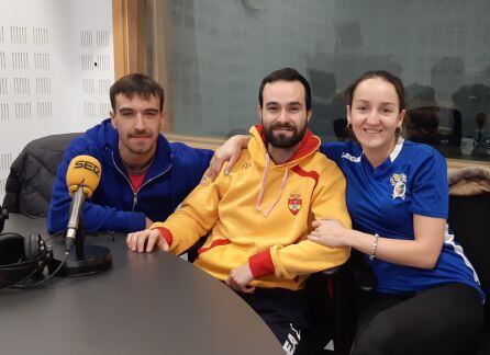 Dos tiradores del Club de Esgrima de Leganés, Guillermo Mancheñio (i) y Lucía Martín-Portugués, y el técnico Diego de la Fuente ha pasado por los estudios de ‘Hoy por Hoy’