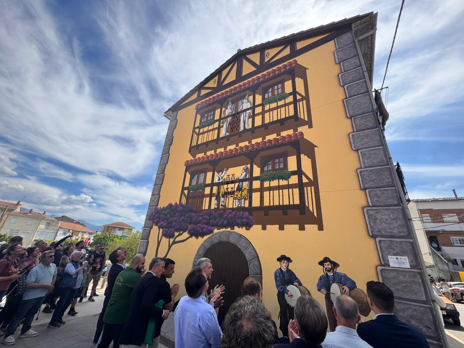 Mural que recuerda la X edición de Mascarávila