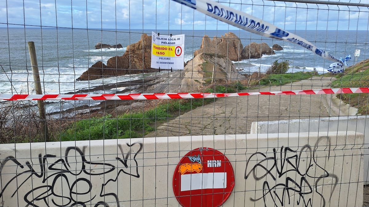 El alcalde de Piélagos: "La rampa de acceso a la playa de la Arnía podría colapsar en cualquier momento"