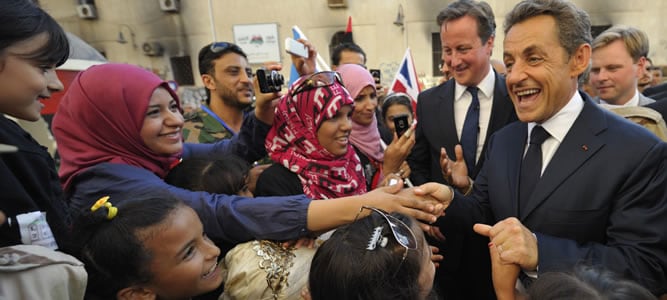 Sarkozy y Cameron, aclamados en Bengasi