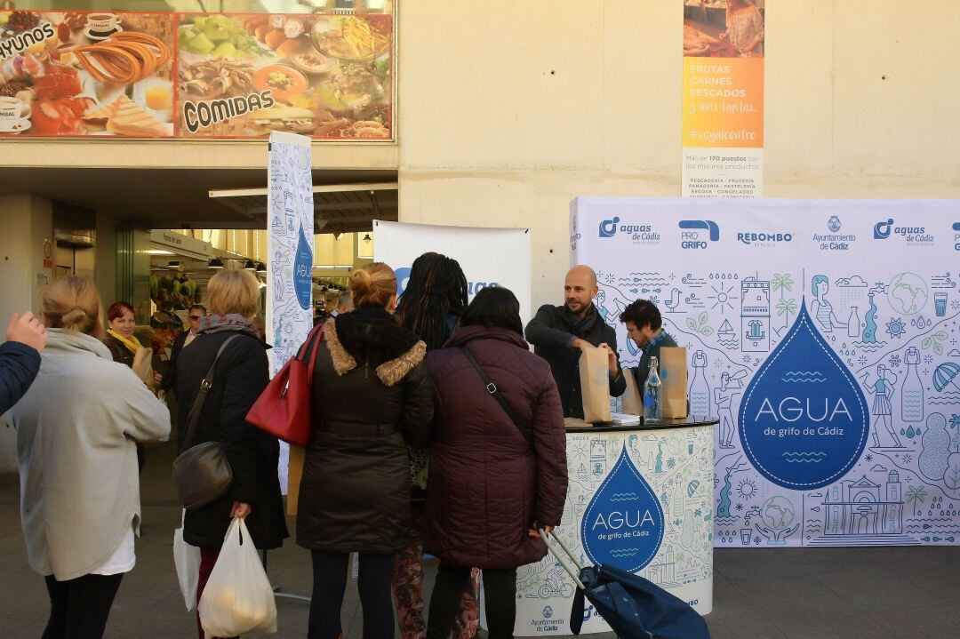 Ciudadanos hacen cola frente a un stand de Aguas de Cádiz