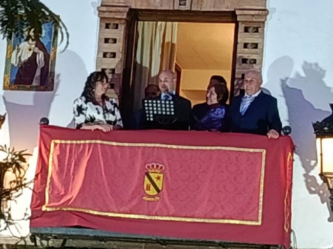 Momento del pregón de la Feria de Jódar 2025, por Francisco Javier Cabrerizo, desde el balcón principal del Ayuntamiento e Jódar