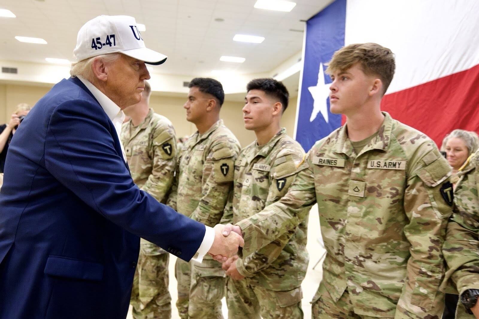 Donald Trump saluda a un soldado, en Austin, Texas. EFE/ @whitehouse