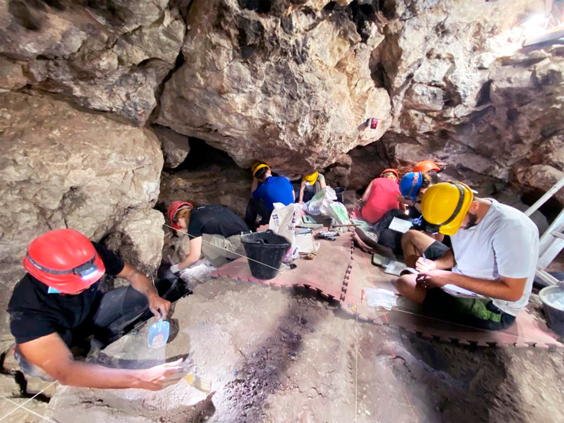 Excavaciones en la Cueva del Nacimiento del Río Cuadros.