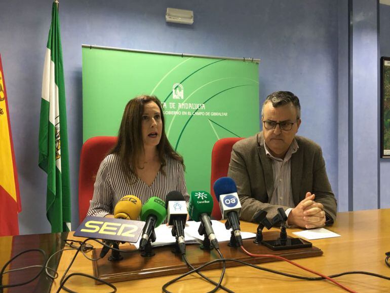 Remedios Palma, delegada territorial de eduación de la Junta de Andalucía en Cádiz y Ángel Gavino, subdelegado de la Junta de Andalucía en el Campo de Gibraltar