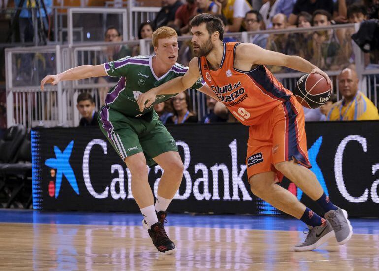 Fernando San Emeterio con el balón ante el base del Unicaja Málaga Alberto Díaz.