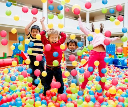 Los parques de bolas son un lugar habitual del ocio infantil.