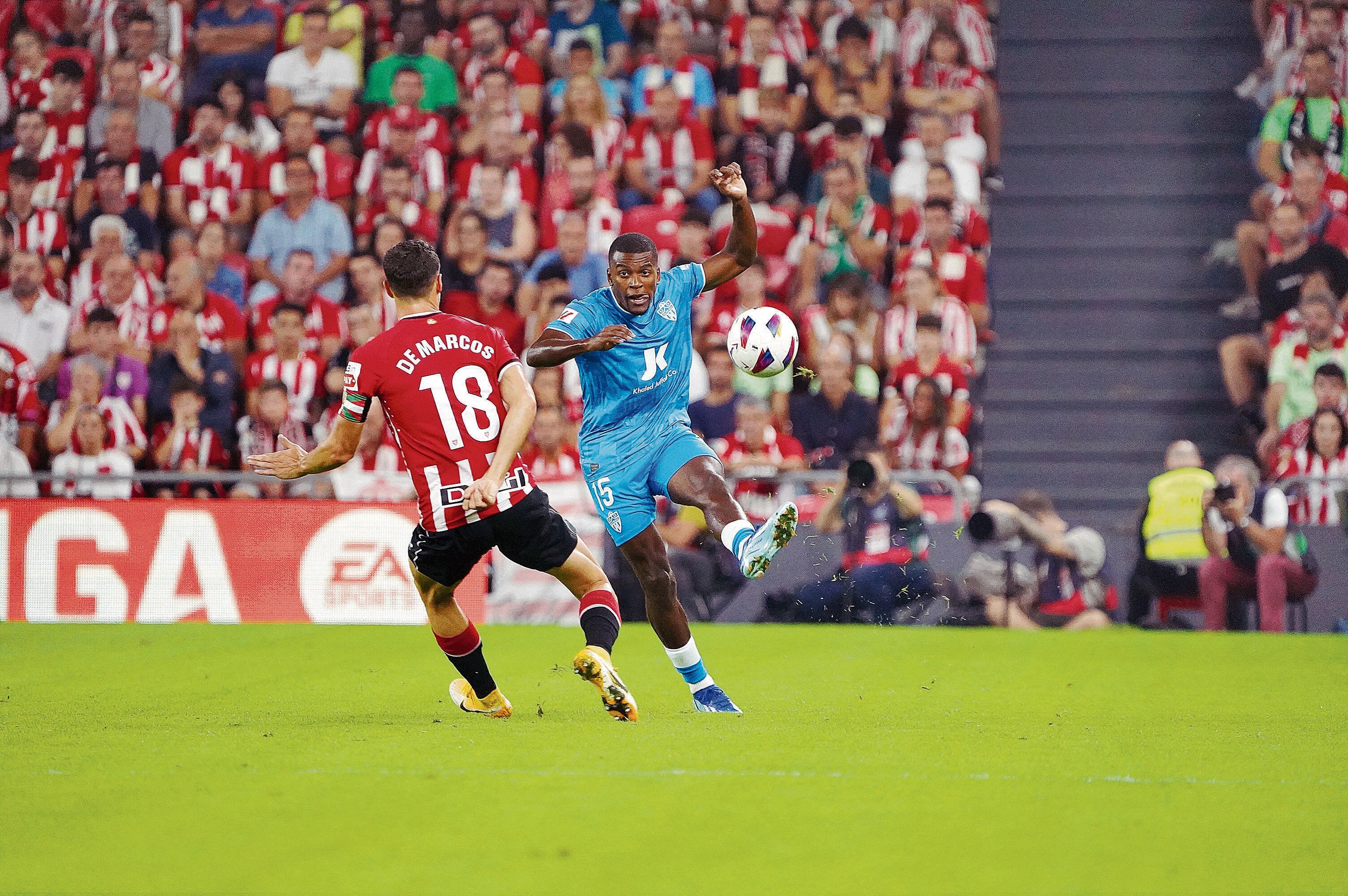 Akieme con De Marcos en el Athletic-Almería en San Mamés.