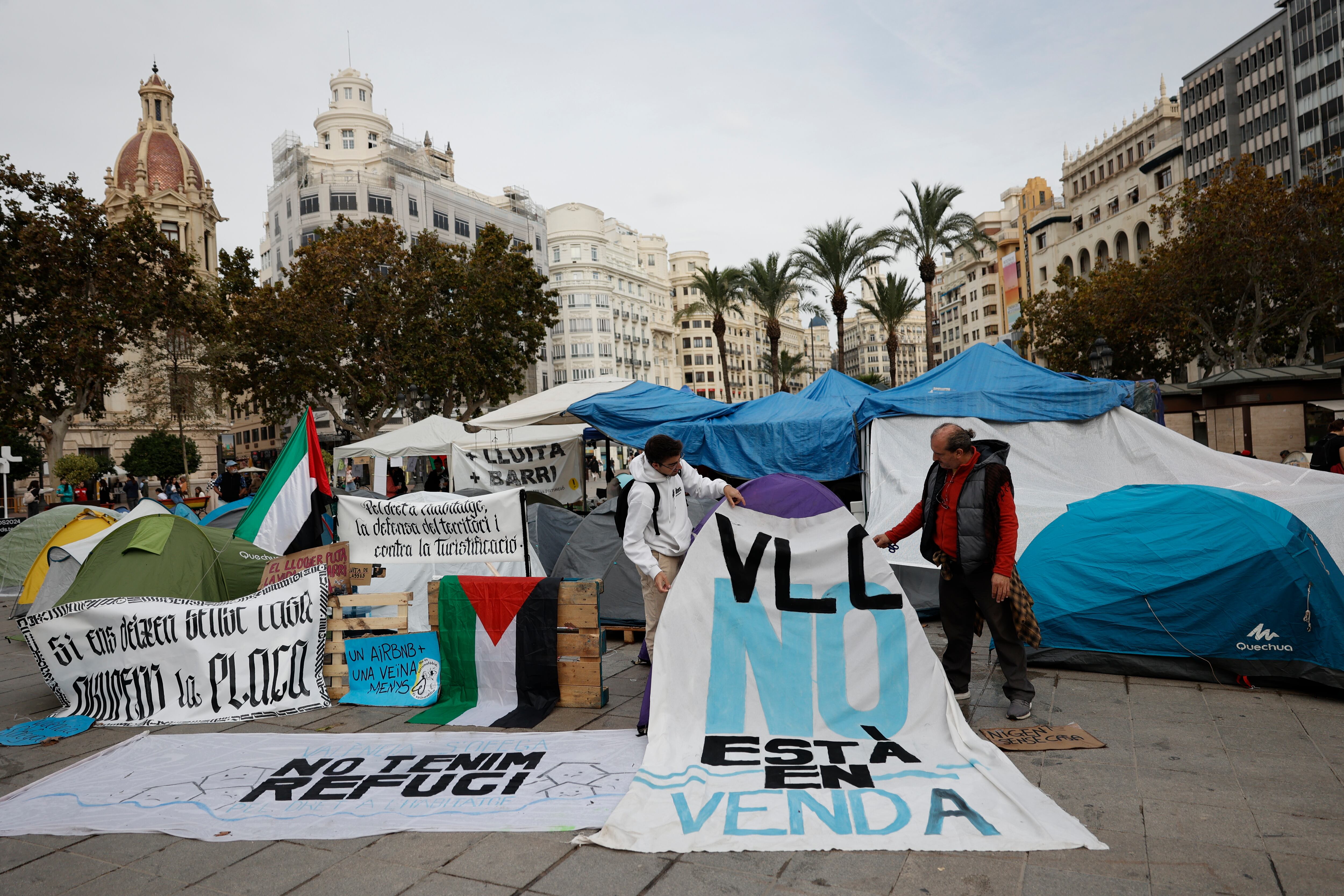 Responsables de la acampada por la vivienda instalada en la plaza del Ayuntamiento de València desde el pasado sábado ofrece una rueda de prensa para comunicar sus demandas y los próximos pasos si, advierten, &quot;no son escuchados&quot;. EFE/Biel Aliño