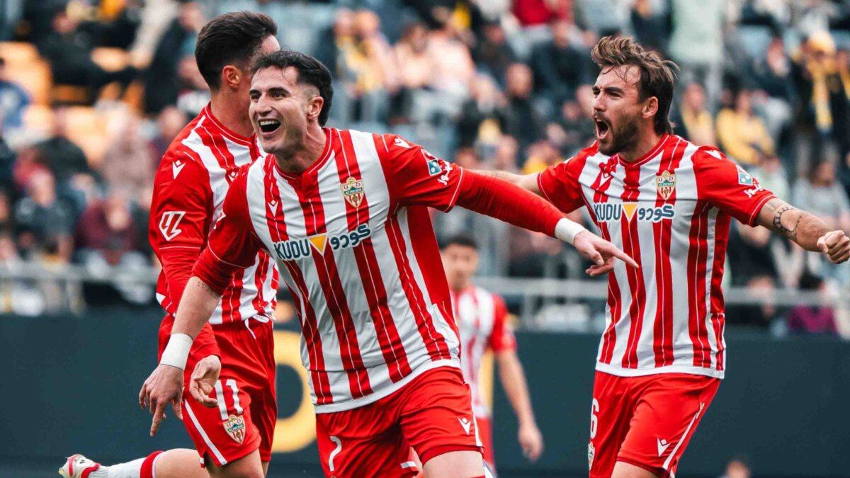 Jon Morcillo se marcaba una jugada de antología para hacer el segundo en el Nuevo Mirandilla, aunque luego tocaría sufrir.